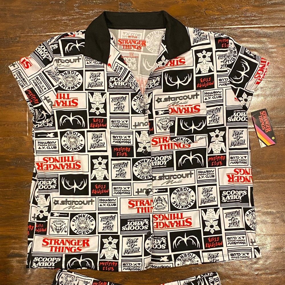 NWT Netflix Stranger Things Women's Printed Notched Top & Shorts PJ Set Size S - Picture 2 of 10